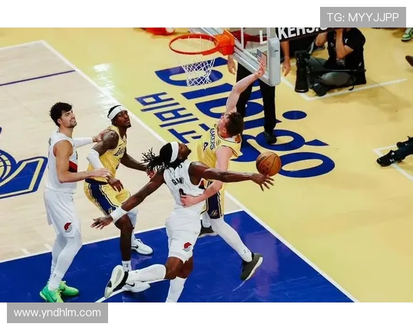 湖人激战对手全场鏖战展现团队凝聚力与巨星关键时刻担当 湖人激战对手全场鏖战展现团队凝聚力与巨星关键时刻担当